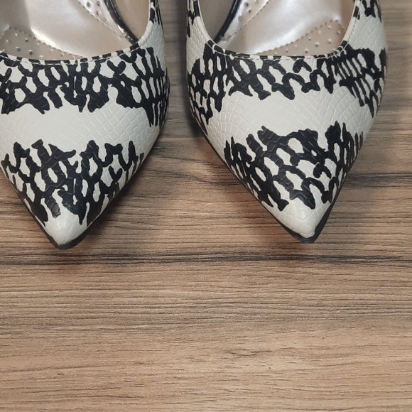 Dex Flex Comfort  Ivory and black pattern heels Size 9 - Picture 3 of 7